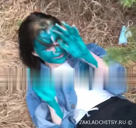 Юную закладчицу трахнули в лесу облив лицо зеленкой